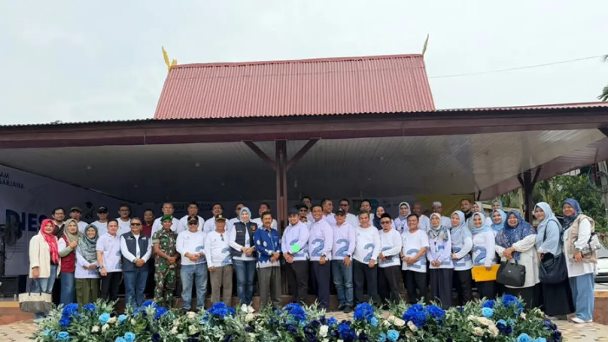 Wakil Rektor 1 Unri Dr Mexsasai Indra SH MH, didampingi seluruh jajaran civitas akademika Unri foto bersama Asisten I Sekretariat Daerah Kabupaten Kampar Tengku Said Hidayat S STP, MSI, saat perayaan Dies Natalis ke-24 Pascasarjana Universitas Riau di Kabupaten Kampar, Ahad (2/8/2026). (Istimewa)