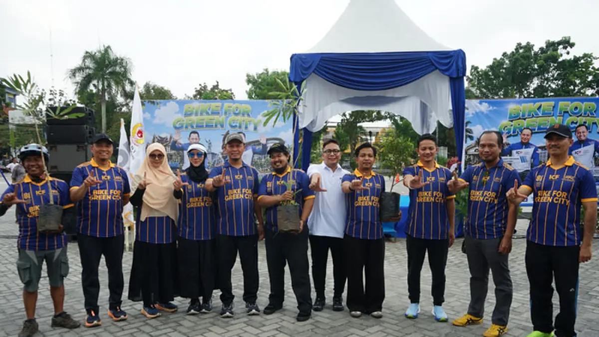 Wako Pekanbaru Agung Nugroho beserta istri bersama Wawako Pekanbaru Markarius Anwar beserta istri, foto bersama Ketua Umum ICF Kota Pekanbaru Afiat Ananda, Ketua KONI Pekanbaru Achmad Faisal Reza, Ketua Umum ICF Riau Syahrial usai penyerahan pohon saat acara Pelantikan Pengurus ICF Pekanbaru dan Bike For Green City di halaman MPP Jalan Sudirman Pekanbaru, Ahad (2/8/2026). (Evan Gunanzar/Riau Pos)