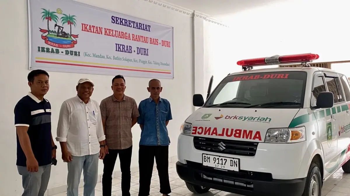 BRK Syariah Melalui program Corporate Social Responsibility (CSR) menyerahkan satu unit ambulans kepada Ikatan Keluarga Rantau Bais (IKRAB) Duri, Kabupaten Bengkalis, untuk melayani kebutuhan masyarakat selama 24 jam.