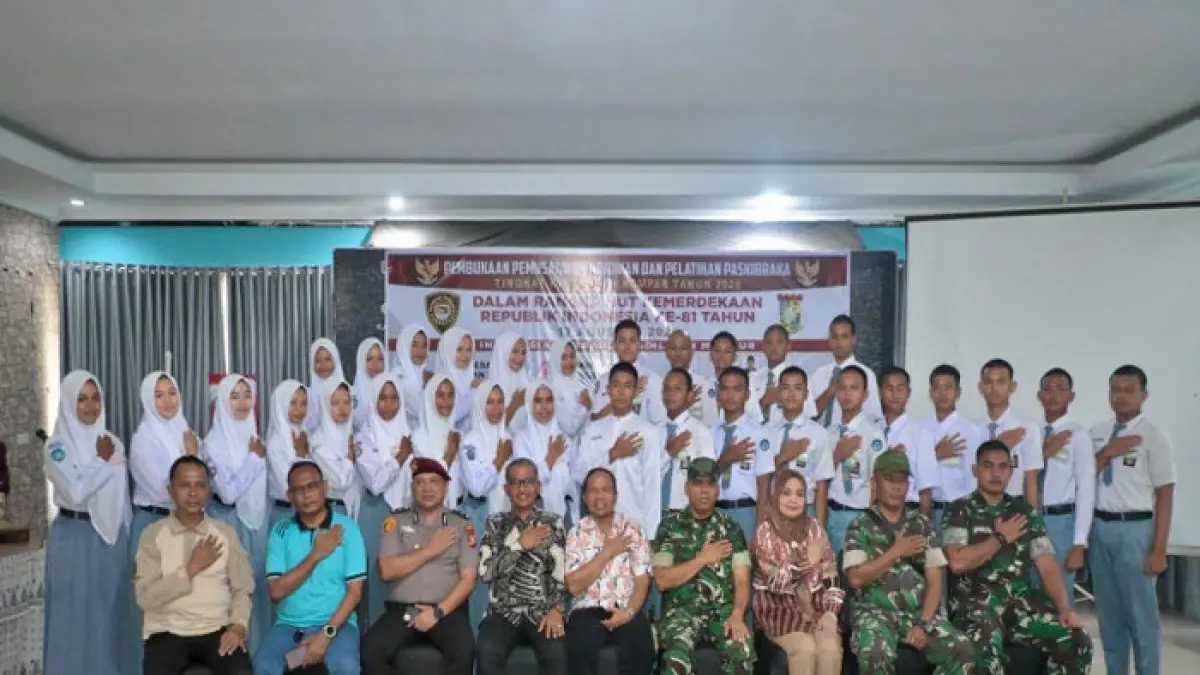 Kaban Kesbangpol Kabupaten Kampar Mahadi foto bersama usai membuka Paskibraka 2026 di Aula Stanum Resort, Bangkinang Kota, Ahad (2/8/2026). (Diskominfo Kampar untuk Riaupos.co)