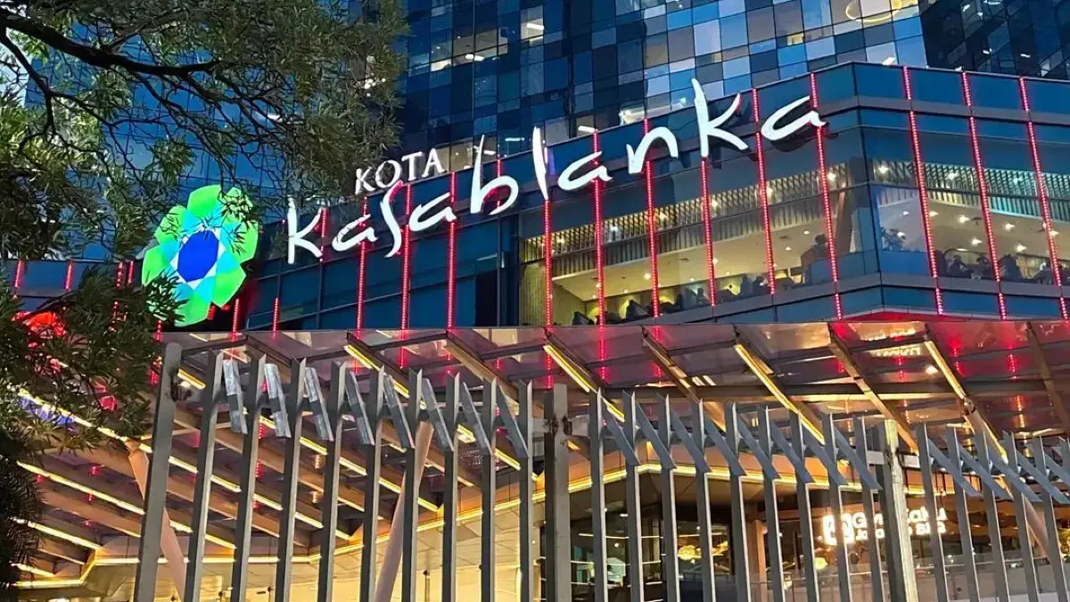 Mal Kota Kasablanka dipagari dengan besi tinggi, yang memicu spekulasi tentang kerawanan keamanan pada Agustus 2026. Jpg
