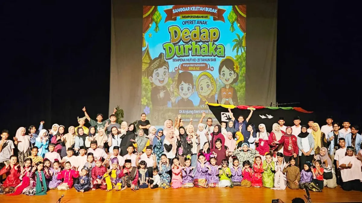 Para pemain dan pendukung produksi Operet Anak Dedap Durhaka foto bersama usai pementasan di Anjung Seni Idrus Titin, Pekanbaru, Sabtu (25/7/2027). sanggar Keletah Budak untuk riau pos