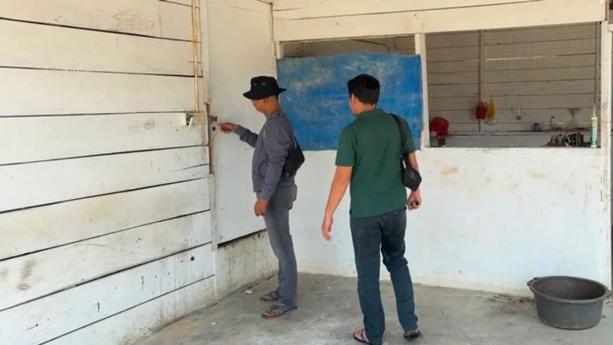 Personel Polsek Singingi melakukan pengecekan salah satu mess milik perusahaan yang di informasikan ada aktivitas narkoba, Ahad (2/8/2026). (Polsek Singingi untuk Riaupos.co)