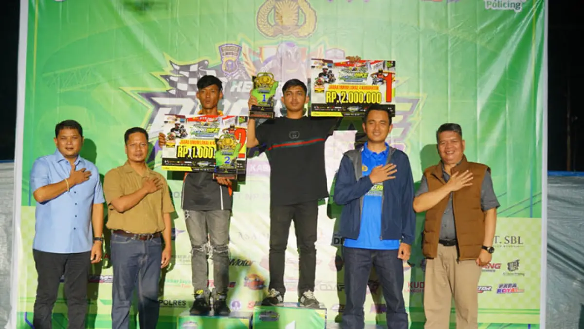Ketua IMI Kuansing Fedrios Gusni, Plt Bupati H Muklisin, Kapolres Kuansing AKBP Hidayat Perdana SH SIK MH, Pj Sekda Drs Muradi MSi bersama peraih juara Umum I Okky Rizki Pratama dan Juara Umum II Ade Septi Randa  pada saat malam penutup Drag Bike Bhayangkara 2026 di Sport Center Kuansing, Ahad (2/8/2026) malam. (Istimewa)