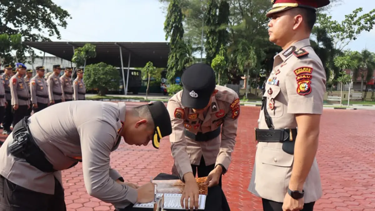 Wakapolres Kompol  Ridho Perasetia teken naskah pergantiannya dari  Kompol Noak Pembina Aritonang, di halaman Mapolres Bengkalis, Sabtu (1/8/2026). (Istimewa)