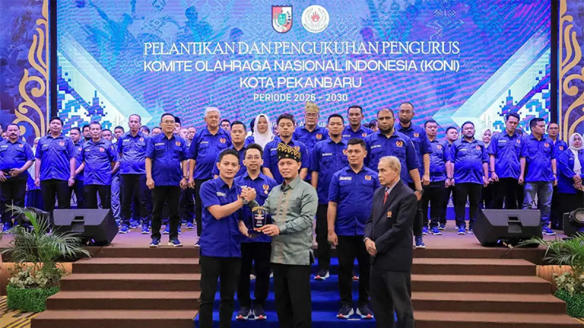 Wako Pekanbaru Agung Nugroho bersalaman dengan Ketua KONI Pekanbaru Achmad Faisal Reza usai resmi dilantik oleh Ketua KONI Provinsi Riau, Iskandar Hoesin, Sabtu (1/8/2026). (Istimewa)