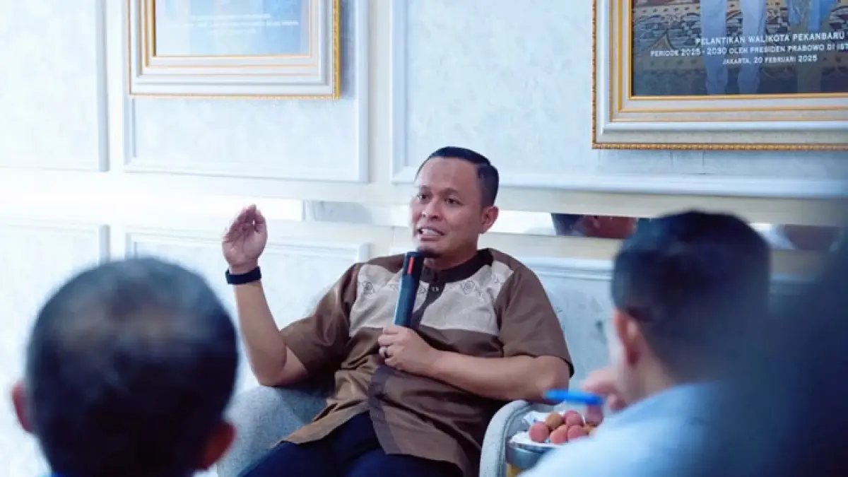 ​Wako Pekanbaru Agung Nugroho memberikan paparan pada perwakilan Kemenko Infrastruktur saat pertemuan pasca tinjauan lokasi di beberapa titik Sungai di Pekanbaru akhir pekan lalu. (Istimewa)