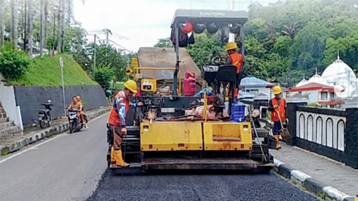 Pekerja dari Balai Pelaksanaan Jalan Nasional  Sumatera Barat melalui PPK 2.1 tengah melaksanakan kegiatan peningkatan jalan Padang–Solok–Sawahlunto, baru-baru ini. Rekayasa lalu lintas dengan sistem buka tutup setiap 15 menit pun diterapkan untuk mengurai kemacetan. (BPJN Sumatera Barat)