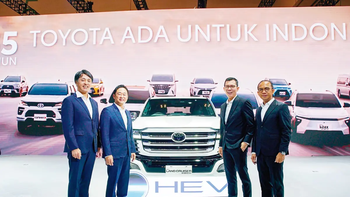 Presiden Direktur PT Toyota-Astra Motor (TAM) Takuya Yokohama (dua kiri) dan Wakil Presiden Direktur TAM Jap Ernando Demily (dua kanan) bersama jajaran direktur TAM lainnya yaitu Bansar Maduma (kanan) dan Hiroyuki Oide (kiri) berfoto bersama dikelilingi jajaran kendaraan elektrifikasi (xEV) Toyota yang ditampilkan TAM di booth Toyota pada penyelenggaraan Gaikindo Indonesia International Auto Show (GIIAS) 2026 di ICE BSD City, Tangerang, Banten, Rabu (29/7/2026). (PT Toyota-Astra Motor untuk riau pos)
