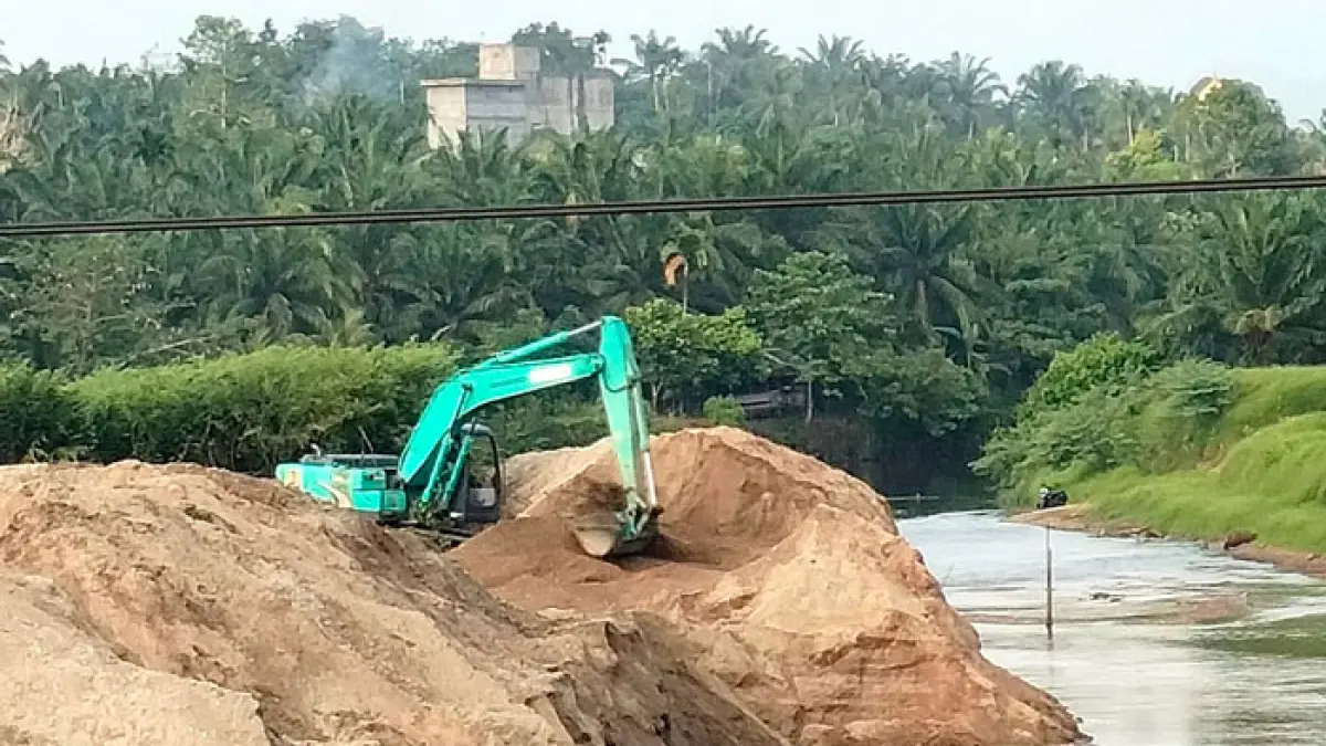 Alat berat mengeruk endapan pasir di tengah aliran Sungai Batang Lubuh Pasirpengaraian melalui kegiatan swakelola program Normalisasi Sungai oleh Dinas PUPR Rohul, Sabtu (1/8/2026). (Engki Prima Putra/Riaupos.co)