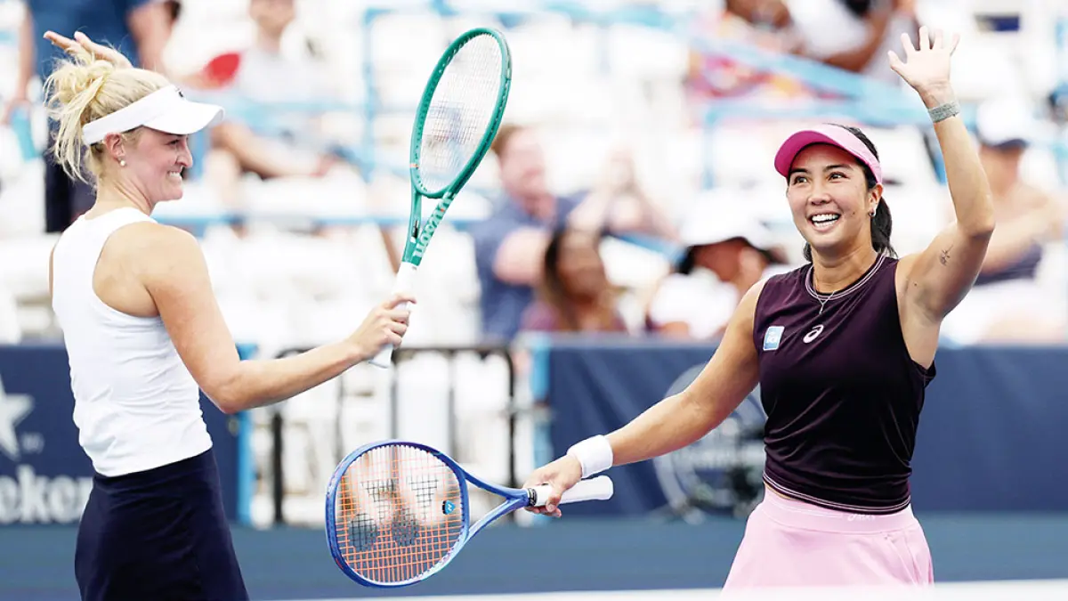 Aldila Sutjiadi (Indonesia) ber­pasangan dengan Erin Routliffe (Selandia Baru) mera­yakan kemenangan dalam pertandingan final ganda putri me­lawan Makoto Ninomiya (Jepang) dan Andreja Klepac (Slovenia) pada turnamen Mubadala DC Open 2026 di William HG FitzGerald Tennis Center, Washington DC, Ahad (2/8/2026). (afp)