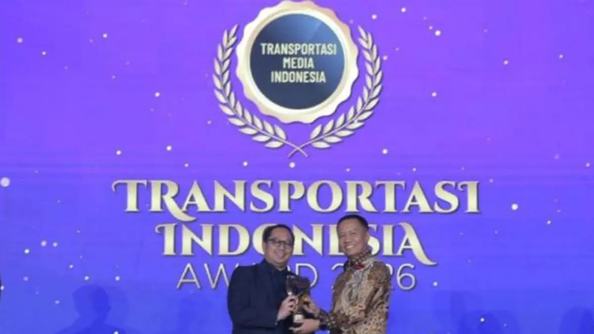 Brian Gomgom Brand Communication Senior Manager Wuling Motors saat menerima penghargaan Transportasi Indonesia Award Atas Kontribusinya Pada Adopsi Kendaraan Listrik Jakarta. (Istimewa)