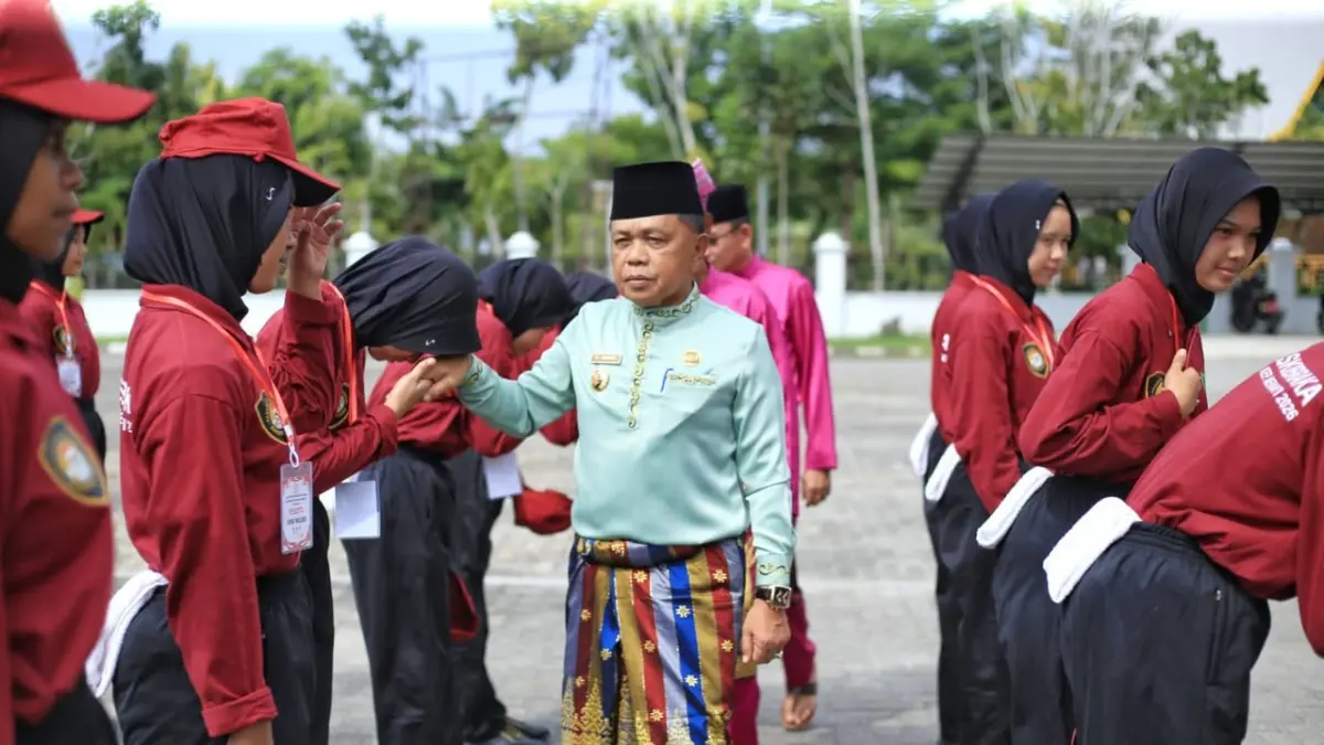 Bupati AKBP (Purn) H. Asmar buka&nbsp;
Diklat Paskibraka Kabupaten Kepulauan Meranti Tahun 2026 di Halaman Kantor Bupati Kepulauan Meranti, Senin (3/8/2026).(DISKOMINFO MERANTI UNTUK RIAUPOS.CO)