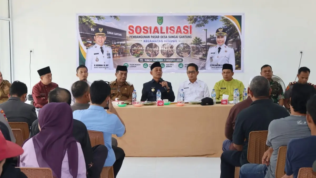 Bupati Inhil H Herman menyampaikan rencana pembangunan Pasar Desa Sungai Gantang, Kecamatan Kempas, saat sosialisasi, Senin (3/8/2026).(DISKOMINFO INHIL UNTUK RIAUPOS.CO)