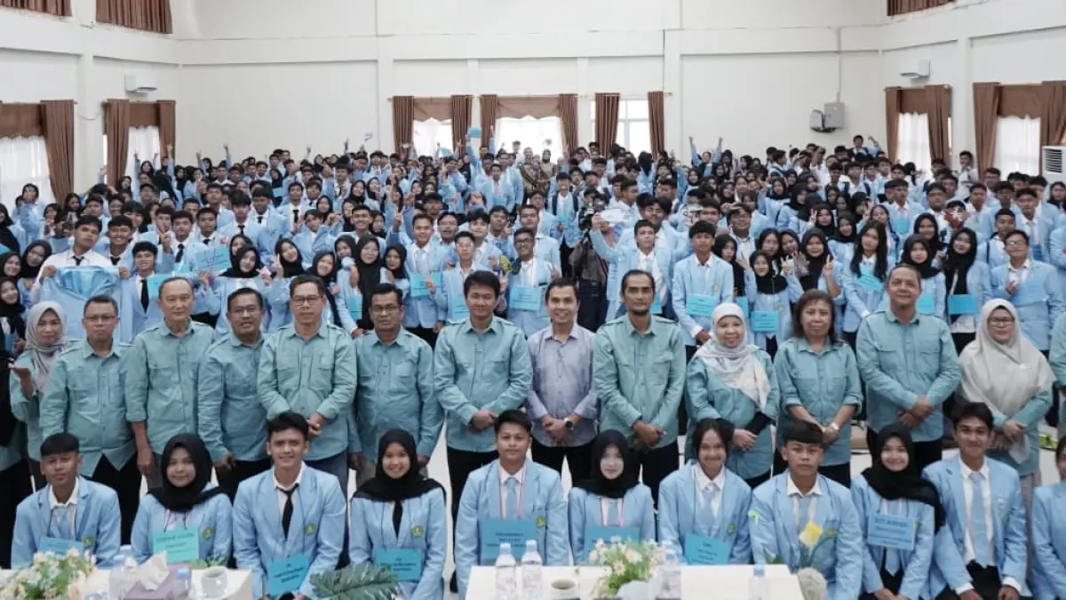 Civitas akademika FPK Unri foto bersama usai pembukaan PKKMB, Kamis (30/7/2026).