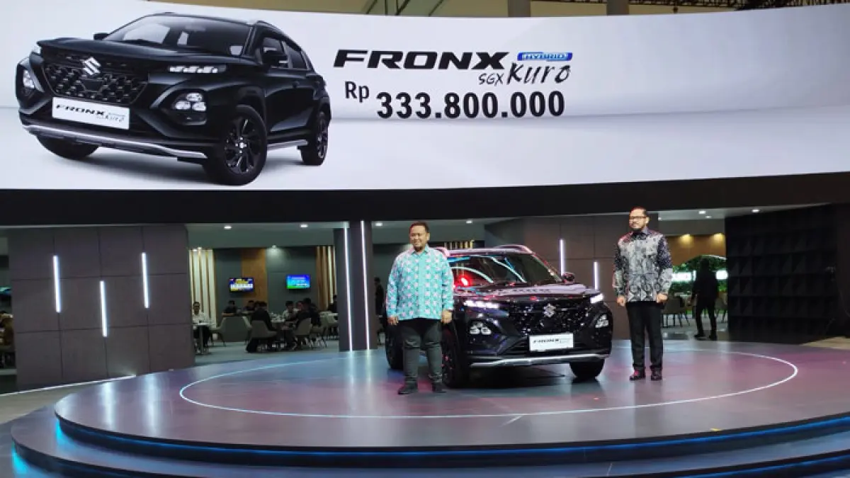  Donny Saputra Deputy (kiri) Managing Director PT Suzuki Indomobil Sales (SIS) di Jakarta (1/8/2026) saat luncurkan Suzuki Fronx SGX Hybrid Kuro di GIIAS 2026. (Istimewa)