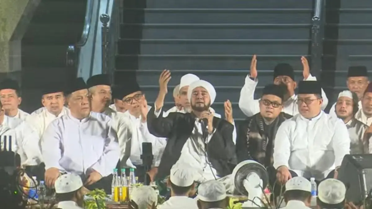 Habib Syech bin Abdul Qodir Assegaf bersama Plt Gubernur Riau SF Hariyanto saat mengikuti kegiatan Riau Bersholawat di Masjid Raya Annur, Senin (3/8/2026).(DISKOMINFO RIAU UNTUK RIAUPOS.CO)