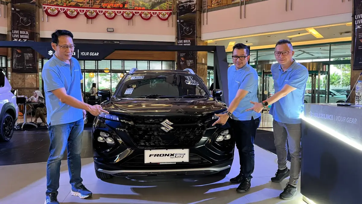 Jajaran PT Buana Indomobil Trada (BIT) Riau berfoto bersama saat peluncuran Suzuki Fronx SGX Hybrid Kuro di Mal SKA akhir pekan lalu.(SUZUKI UNTUK RIAUPOS.CO)