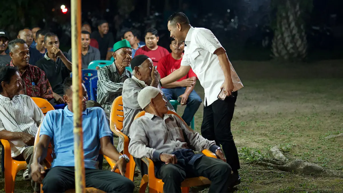 Ketua DPRD Siak Indra Gunawan bersalaman dengan masyarakat saat reses di Sungai Apit, Jumat (31/7/2026). (dprd siak untuk riau pos)