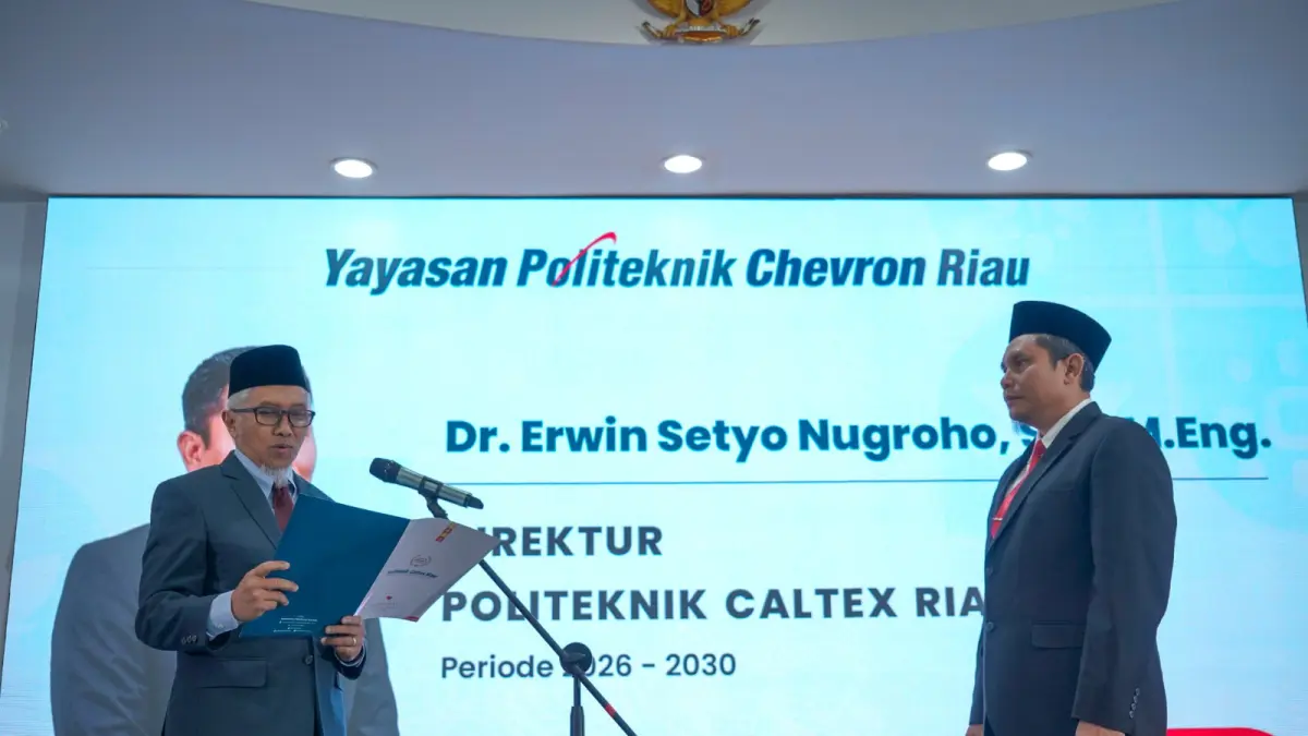 Ketua Umum Pengurus Yayasan PCR Ir Akson Brahmantyo melantik Direktur PCR Dr Erwin Setyo Nugroho ST MEng di Auditorium PCR, Senin (3/8/2026).(PCR UNTUK RIAUPOS.CO)