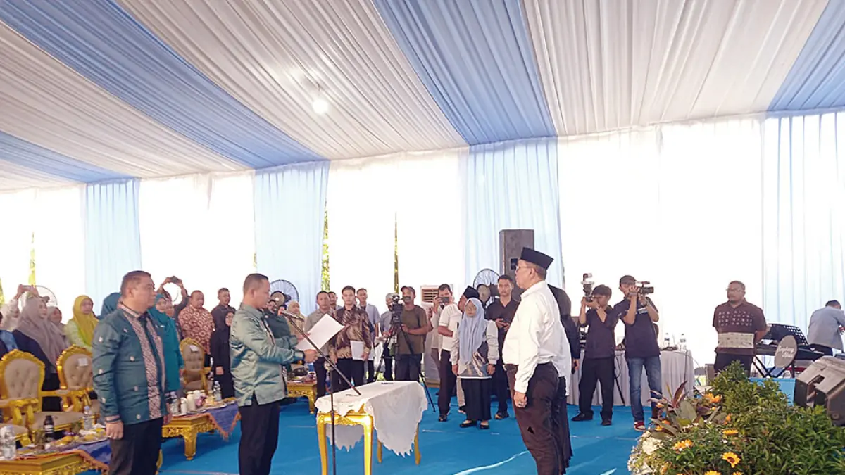 LANTIK RT/RW: Wali Kota Pekanbaru, Agung Nugroho, melantik serentak RT dan RW se-Kecamatan Sail di Lapangan Sukoharjo, Kecamatan Sail, Sabtu (1/8/2026). (Pemko Pekanbaru untuk riau pos)


