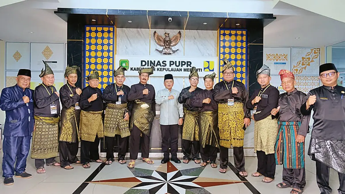 LAWATAN MELAKA: Bupati Kepulauan Meranti, AKBP (Purn) H Asmar, menyambut secara resmi kunjungan lawatan Persatuan Ketua-Ketua Kampung (Sidang) Negeri Melaka, Malaysia, di Gedung PUPR, Jalan Dorak, Jumat (31/7/2026). (Wira saputra/riau pos)

