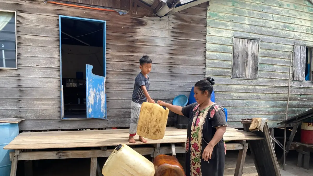 Linda m mengantar air ke rumah penduduk