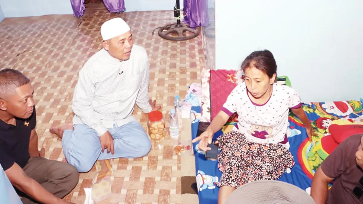 MENCERITAKAN KRONOLOGIS: Masieh, seorang korban serangan monyet liar menceritakan kronologis kejadian saat dijenguk Bupati Indragiri Hilir, Herman di kediamannya, Ahad (2/8/2026). (*2/RIAU POS)