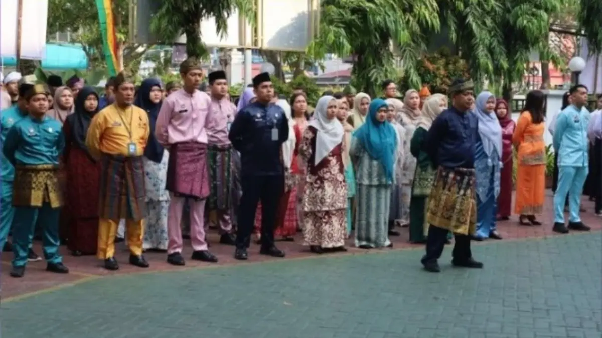 Para pejabat dan seluruh pegawai Kanwil Kemenkum Riau kompak mengenakan busana khas Melayu Riau saat pelaksanaan Apel pada Senin (3/8/2026),(HUMAS KANWILKUM RIAU UNTUK RIAUPOS.CO).
