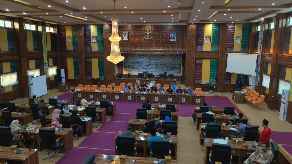 Pelaksanaan rapat banggar DPRD Rohil bersama TAPD Pemkab Rohil, Senin (3/8/2026) malam.(ZULFADHLI/RIAUPOS.CO)