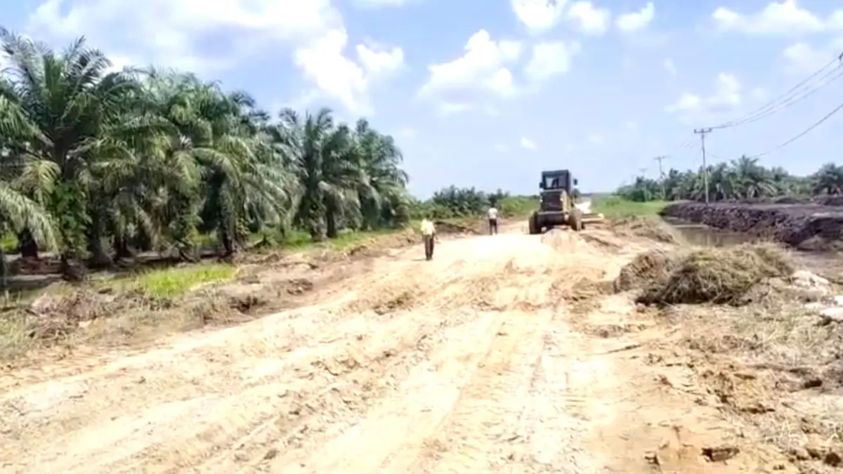 Penanganan kerusakan titik ruas jalan provinsi Sontang-Duri mulai dikerjakan, Alat berat Dinas PUPR-PKPP Riau dan perusahaan serta material disiapkan oleh swadaya pengusaha dan masyarakat, Senin (3/8/2026).(WARGA SONTANG UNTUK RIAUPOS.CO)