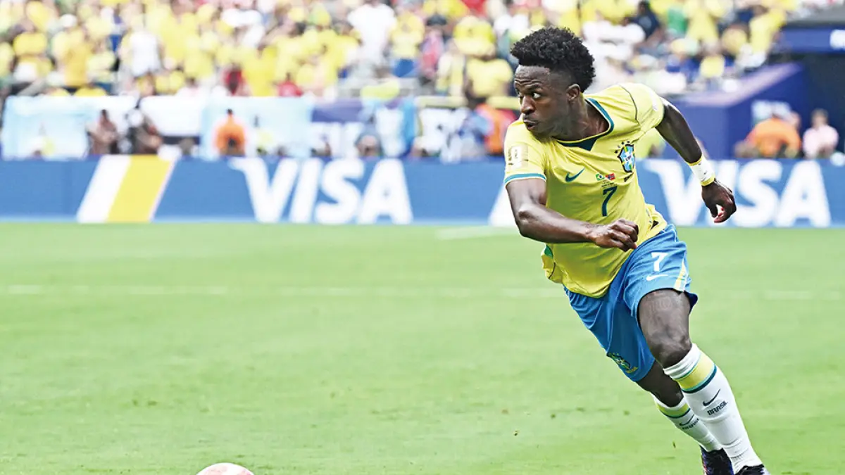 Penyerang Brazil  Vinicius Junior  membawa bola dalam pertandingan  Piala Dunia 2026 antara Brazil melawan Norwegia di Stadion New York/New Jersey, East Rutherford, belum lama ini. (Jewel SAMAD/AFP)
