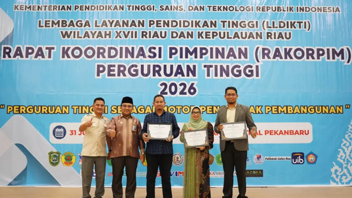 Perwakilan dari UIR saat menerima penghargaan dari LLDIKTI wilayah Riau-Kepri. (Humas UIR untuk Riaupos.co)