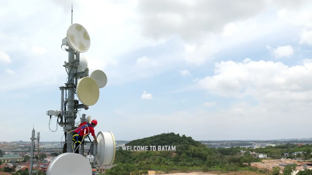Petugas Telkomsel memeriksa kehandalan jaringan melalui BTS di daerah Batam, baru-baru ini.(TELKOMSEL UNTUK RIAUPOS.CO)