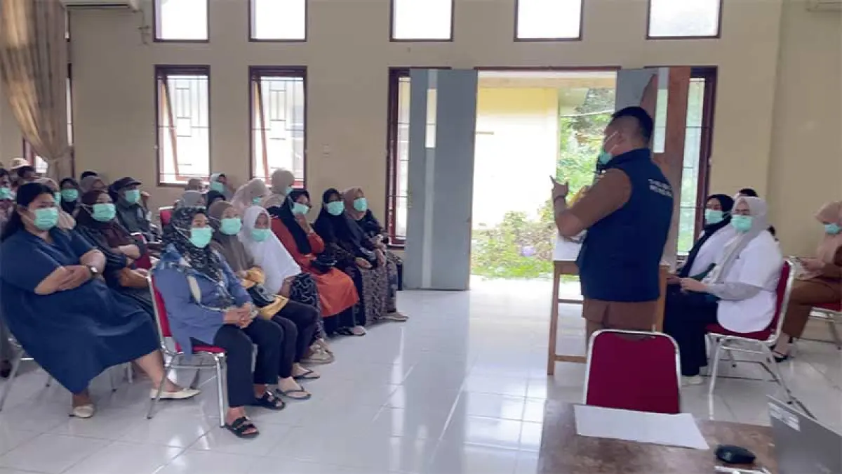 Pihak Dinas Kesehatan Inhu memberikan sosialisasi dan pelaksanaan TB CKG secara gratis, baru-baru ini. (Foto Diskes Inhu)