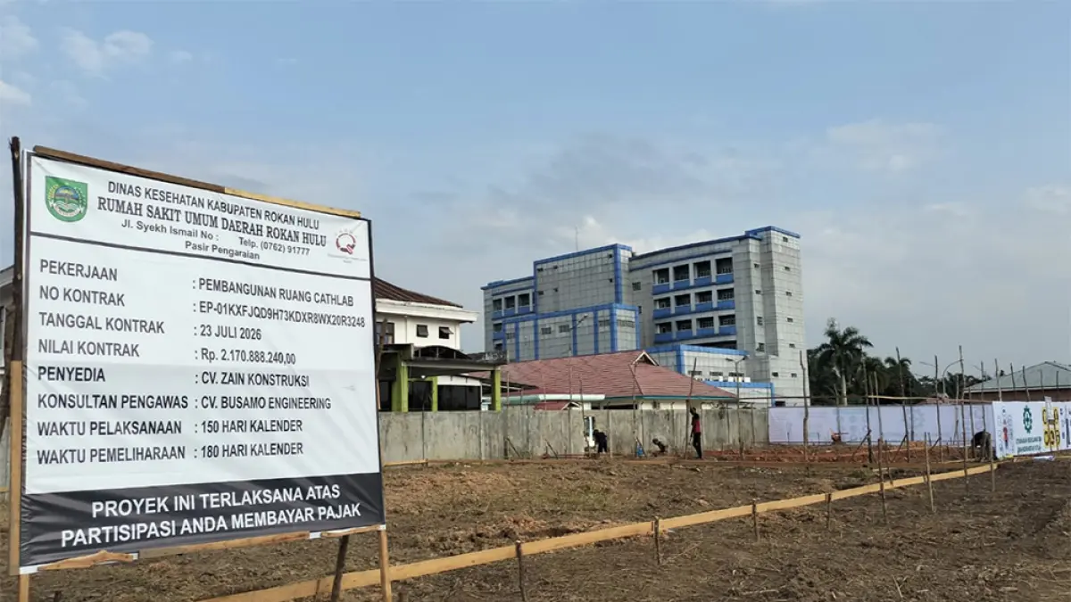 PLANG: Dua proyek pembangunan gedung penunjang layanan RSUD Rokan Hulu dipasangi plang proyek dan mulai dikerjakan kontraktor pelaksana, Sabtu (1/8/2026). (Engki Prima Putra/Riau Pos)