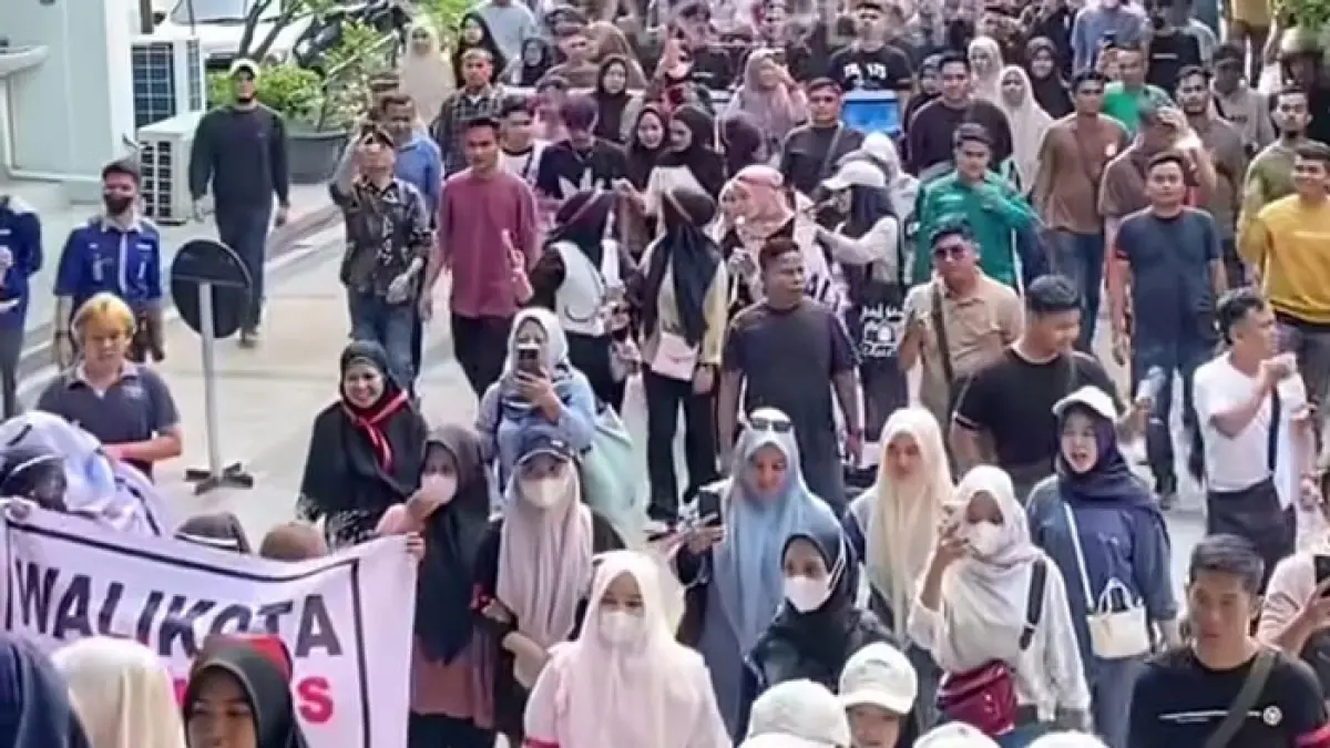 Puluhan pedagang STC bergerak masuk ke Gedung DPRD Kota Pekanbaru pada Senin (3/8/2026). (Hendrawan Kariman/Riaupos.co) 