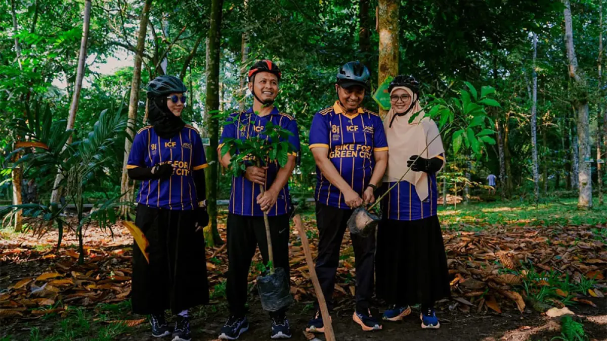 Wali Kota Pekanbaru Agung Nugroho didampingi Wakil Wali Kota Pekanbaru Markarius Anwar, Ketua TP PKK Pekanbaru Sulastri Agung, dan Ketua I TP PKK Sari Rahmawati bersiap akan menanam pohon di Hutan Kota Pekanbaru dalam rangkaian Bike for Green City, Ahad (2/8/2026). (PEMKO PEKANBARU UNTUK RIAU POS)