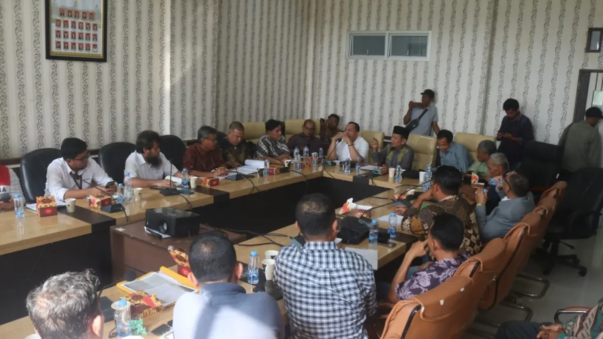 Rapat dengar pendapat di Komisi B DPRD Rohil dihadiri pihak tim revitalisasi dan transisi, PHR serta masyarakat, Senin (3/8/2026).(ZULFADHLI)