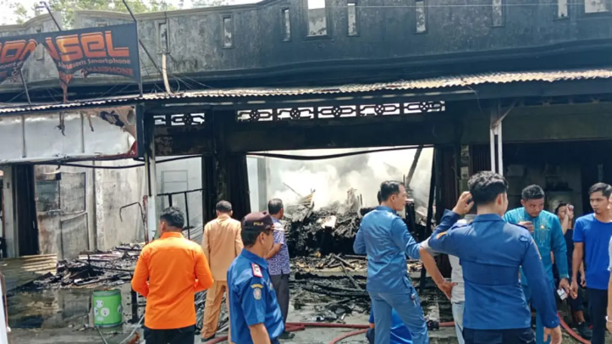 Tiga ruko lantai satu di Kelurahan Sungai Jering Kecamatan Kuantan Tengah, Kuansing, Senin (3/8/2026) hangus terbakar. (Desriandi Candra/Riaupos.co)