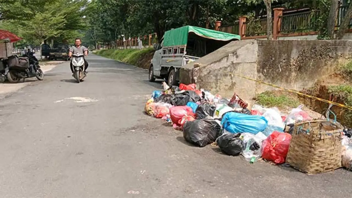 Tumpukan sampah masih terlihat di sudut pasar modern Teluk Kuantan. Padahal, lokasi ini dilarang menjadi tempat pembuangan sampah. Foto diambil Senin (3/8/2026). Desriandi Candra