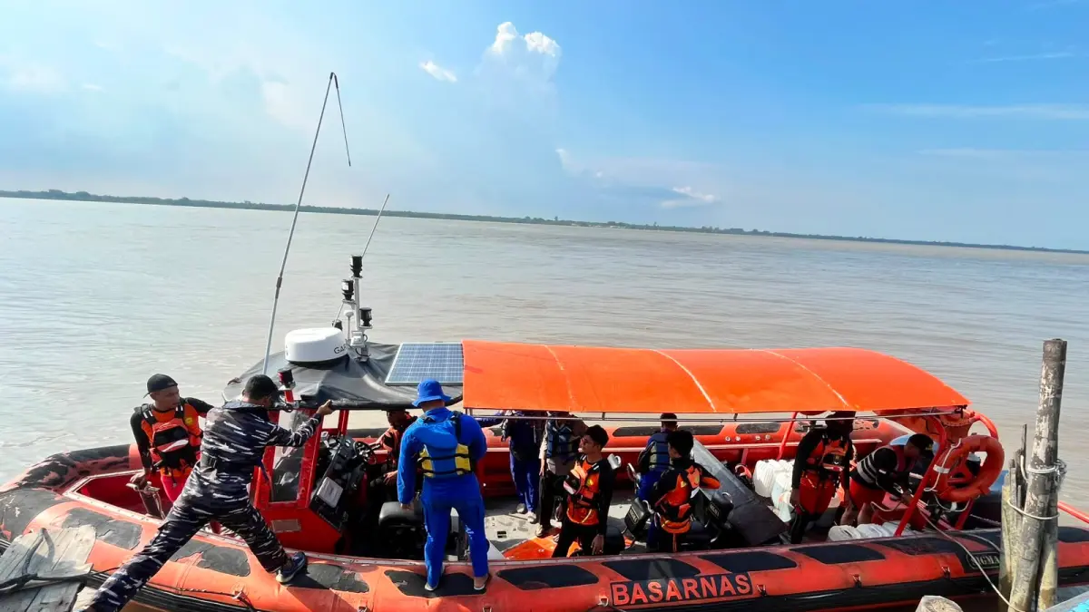 Unit Siaga SAR Kepulauan Meranti bersama tim gabungan menyisir lokasi kejadian hilangnya dua korban, Senin (3/8/2026).(Tim SAR UNTUK RIAUPOS.CO)