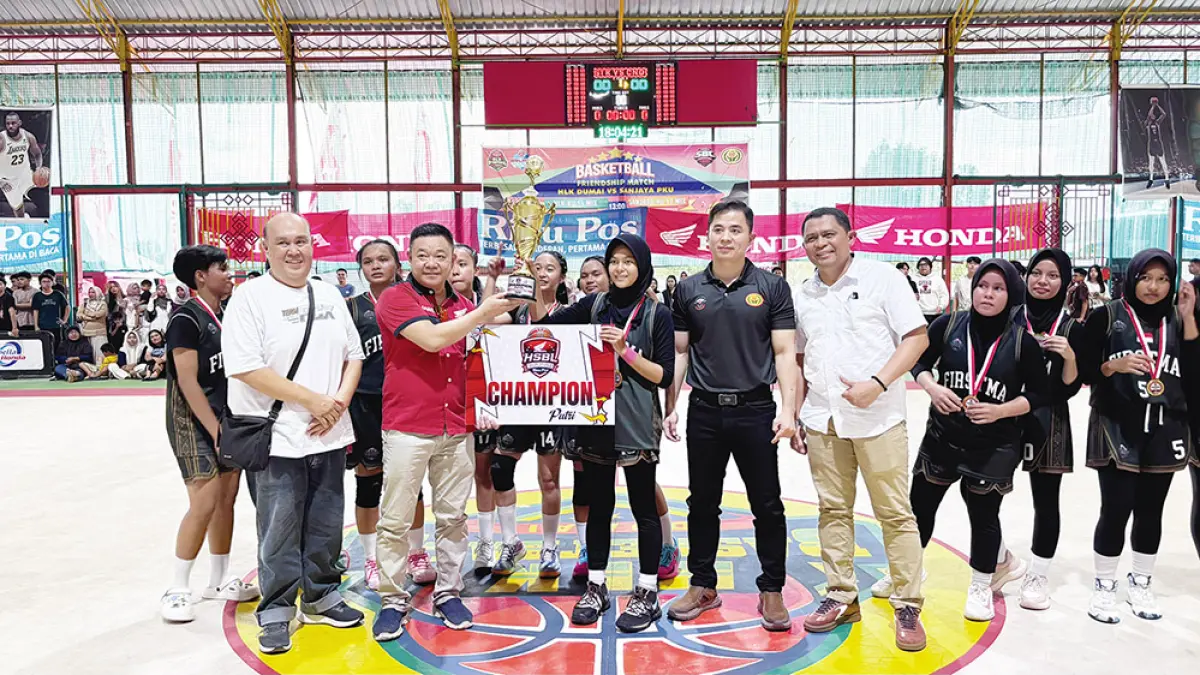 Tim putri SMAN 1 Mandau foto bersama usai dinobatkan sebagai juara I. Hadiah diserahkan Pimpinan Capella Honda Dumai, Ahmad (baju merah) didampingi Ketua Klub Basket HLK Wandy (baju hitam kanan), Pimpinan PT Sunan Motor Baru Honda Tompi (baju putih kiri ujung) dan Kepala SMAN 1 Mandau (baju putih kanan ujung). (JPG) 
