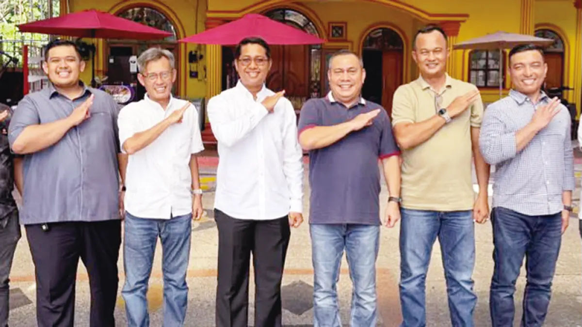 Wakil Bupati Rokan Hilir Jhony Charles (tiga kiri) foto bersama dengan perwakilan Manajemen PTPN IV Regional III usai silaturahmi di Pekanbaru, belum lama ini. (Humas PTPN IV Regional III)
