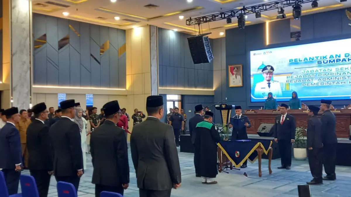 Wali Kota Pekanbaru Agung Nugroho melantik Zulhelmi Arifin sebagai Sekretaris Daerah (Sekda) Kota Pekanbaru definitif, Senin (3/8/2026). (Pemko Pekanbaru/Riaupos.co)