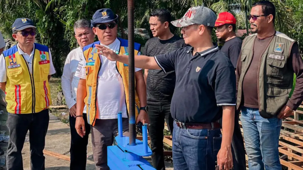 Plt Bupati Kuansing H Muklisin, Ahad (2/8/2026) meninjau Irigasi Rawa Sawah Desa Pulau Komang Kecamatan Sentajo Raya bersama Kepala Balai BWS Sumatera III Pekanbaru, Kepala Balai PJN Jalan Pekanbaru, Pj Sekda Kuansing Drs Muradi MSi. (Protokol Pimpinan untuk Riaupos.co)