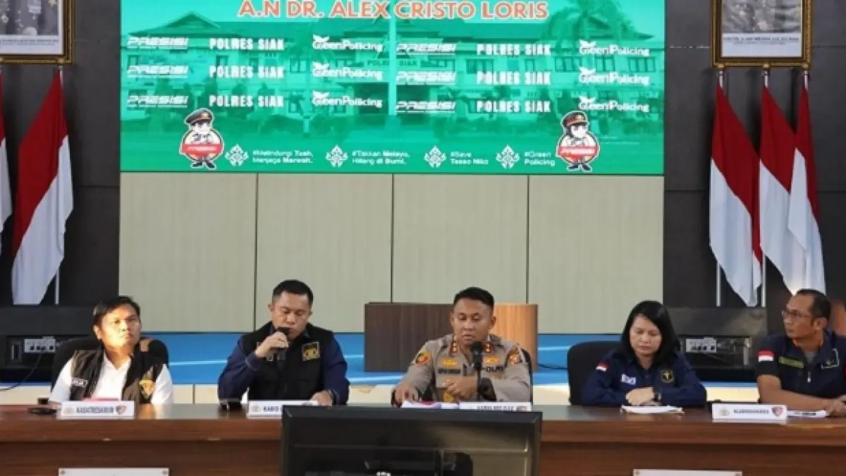 Kapolres Siak AKBP Sepuh Ade Irsyam Siregar konferensi pers didampingi Tim Dokter Labfor, terdiri dari Kabid Dokkes diwakili AKBP Supriyanto, Kabid Lab Forensik dr Ungkap Siahaan, Kasubdit Dokkes Polda Riau Kompol dr Dessi Martha, Kasat AKP Raja Kosmos, di Gedung Endra Dharma Laksana Polres Siak, Selasa (4/8/2026). (Istimewa)