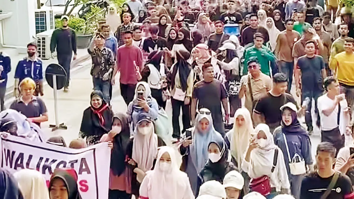 AKSI PEDAGANG: Seratusan pedagang Sukaramai Trade Center (STC) bergerak memasuki gedung DPRD Kota Pekanbaru, Jalan Sudirman Pekanbaru untuk menggelar aksi, Senin (3/8/2026). (hendrawan kariman/riau  pos)