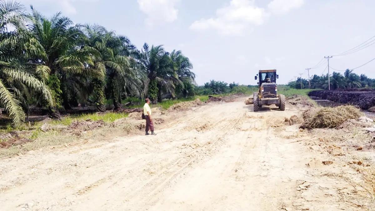 Alat berat dikerahkan untuk menangani kerusakan ruas jalan provinsi di Sontang, Kecamatan Bonai Darussalam, Rokan Hulu menuju Duri, Kecamatan Mandau, Kabupaten Bengkalis, Senin (3/8/2026). (PUPR-PKPP RIAU UNTUK RIAU POS)