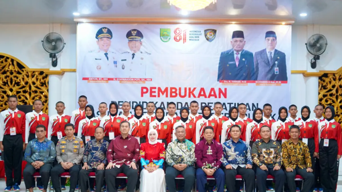 Bupati Rohul Anton ST MM didampingi Wabup H Syafaruddin Poti bersama Forkopimda foto bersama usai membuka Diklat Paskibraka Rohul di Pendopo Rumdis Bupati, Senin (3/8/2026) malam. (Engki Prima Putra/Riaupos.co)